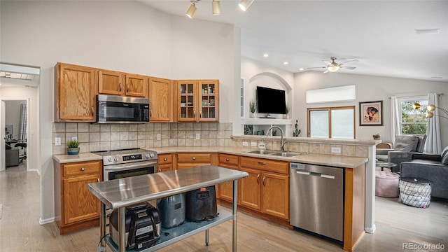 22778 E Alamo Ln, Aurora, CO 80015 - kitchen featuring stainless steel appliances, open floor plan, lofted ceiling, a peninsula, and ceiling fan