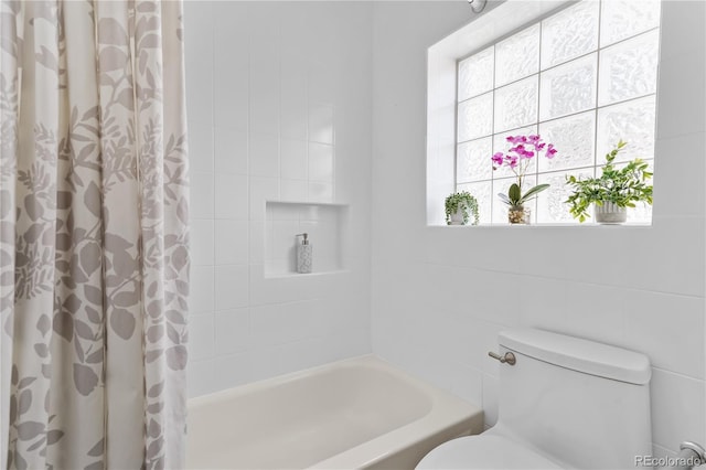 full bathroom featuring toilet and shower / tub combo with curtain