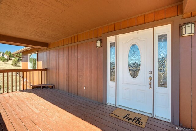 property entrance with covered porch