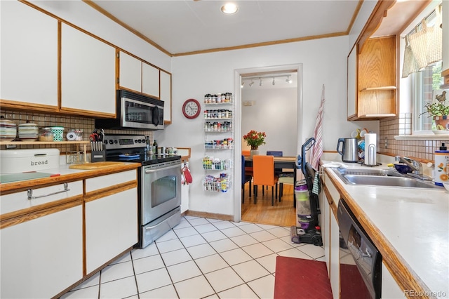8481 E Briarwood Blvd, Centennial, CO 80112 - kitchen with stainless steel appliances, backsplash, white cabinetry, light countertops, and crown molding
