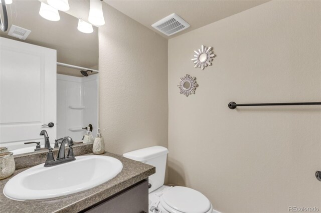 full bath with visible vents, a shower, toilet, and vanity
