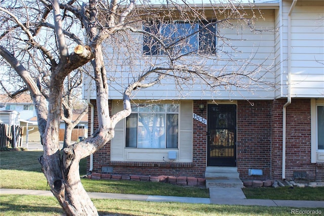 view of front of property with a front yard