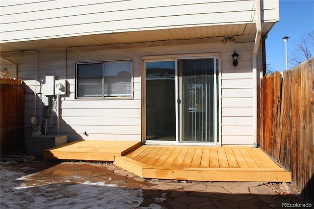 property entrance featuring a deck