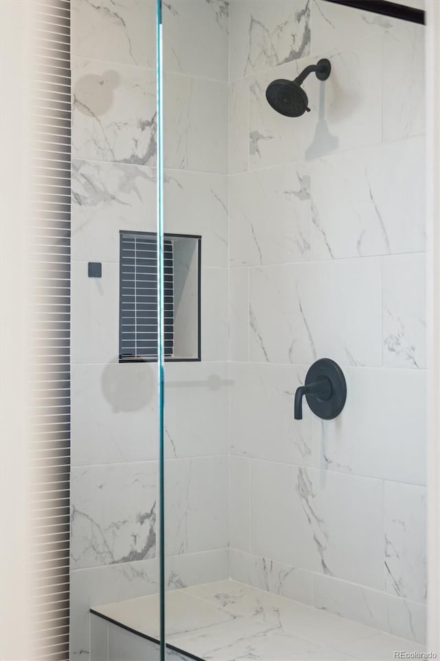 bathroom featuring a tile shower