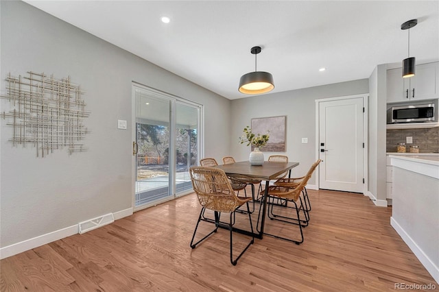 dining space featuring recessed lighting, visible vents, light wood-style flooring, and baseboards