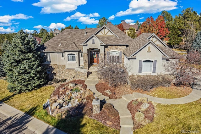 view of front of property featuring a front yard