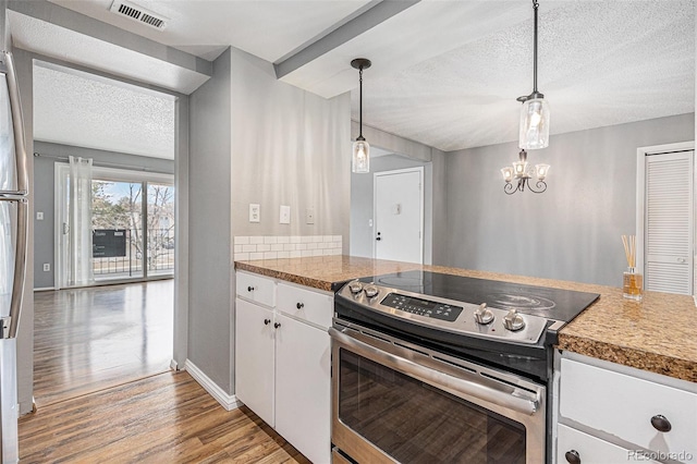 kitchen with visible vents, light wood-type flooring, stainless steel electric range, a textured ceiling, and white cabinetry