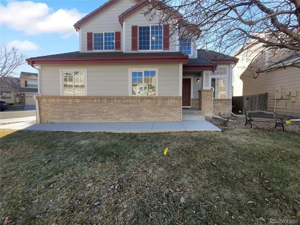 view of front facade featuring a front lawn