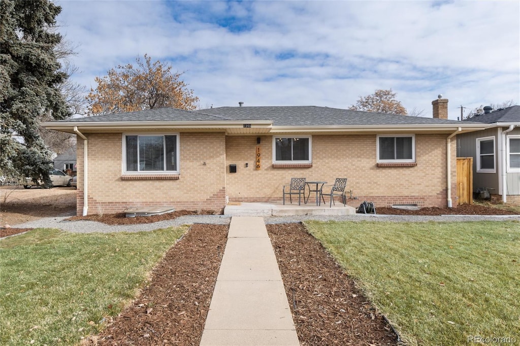 view of front of house featuring a patio and a front yard