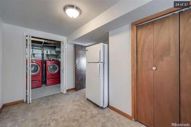 laundry area with laundry area, independent washer and dryer, and baseboards