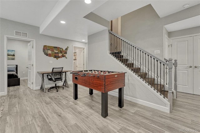 playroom featuring light wood finished floors, baseboards, visible vents, and recessed lighting