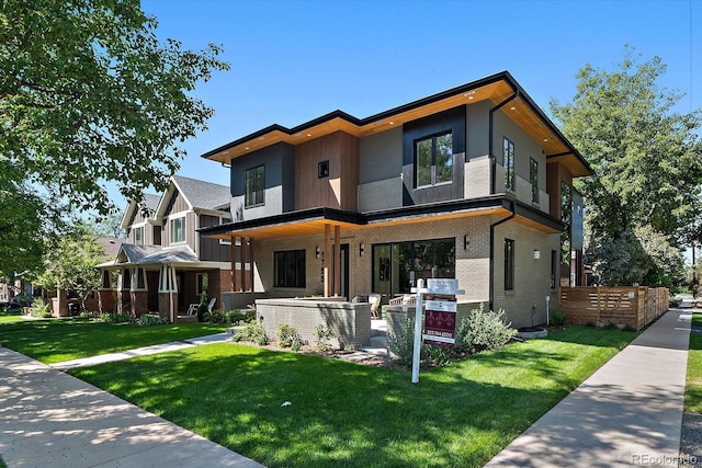 view of front facade featuring a front lawn