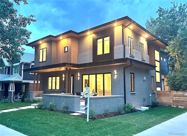 view of front of home featuring a front yard