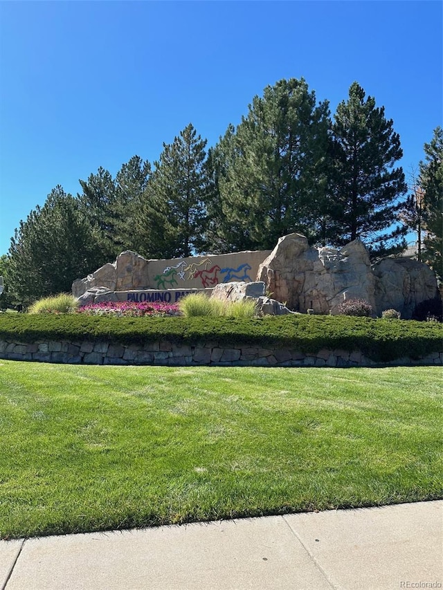 community sign featuring a yard