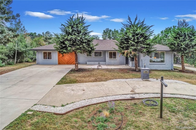 view of front of property featuring a front lawn