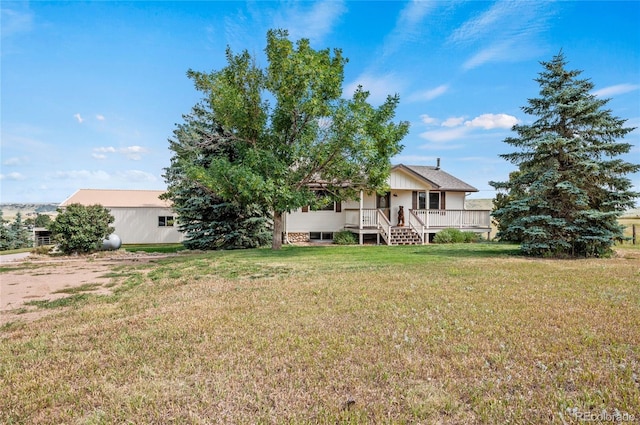 view of front of home with a front lawn