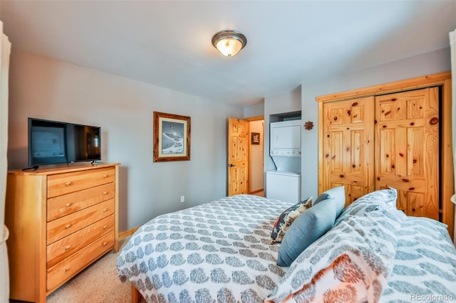 bedroom featuring stacked washing maching and dryer