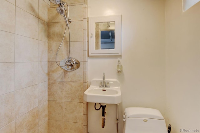 2636 N Glencoe St, Denver, CO 80207 - full bathroom featuring a tile shower, toilet, and a sink