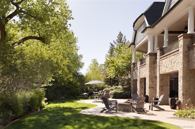 5470 S Highline Cir, Greenwood Village, CO 80121 - view of grassy yard featuring a patio area and a balcony