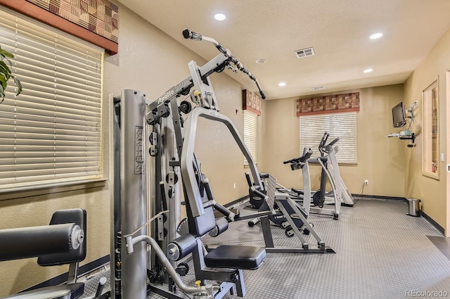 workout room featuring recessed lighting, visible vents, baseboards, and a textured ceiling