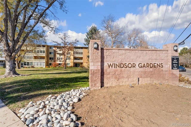 community / neighborhood sign featuring a yard