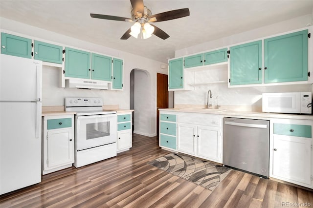 kitchen featuring ceiling fan, dark hardwood / wood-style floors, white appliances, and sink