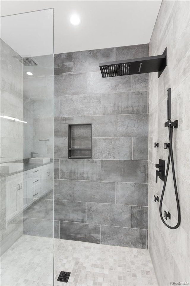 bathroom featuring tiled shower