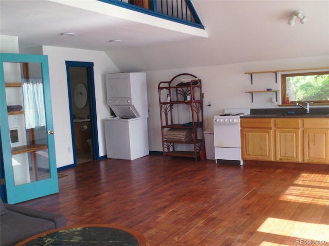 4618 SE Summit Trl, Evergreen, CO 80439 - kitchen with white gas range, stacked washer / dryer, a sink, lofted ceiling, and dark wood-type flooring