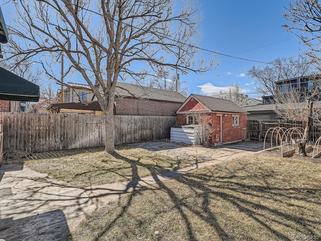 view of yard featuring a fenced backyard and an outbuilding