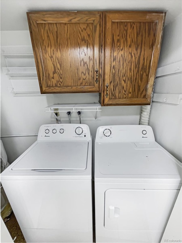 laundry room with cabinets and independent washer and dryer