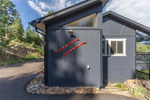 view of outbuilding
