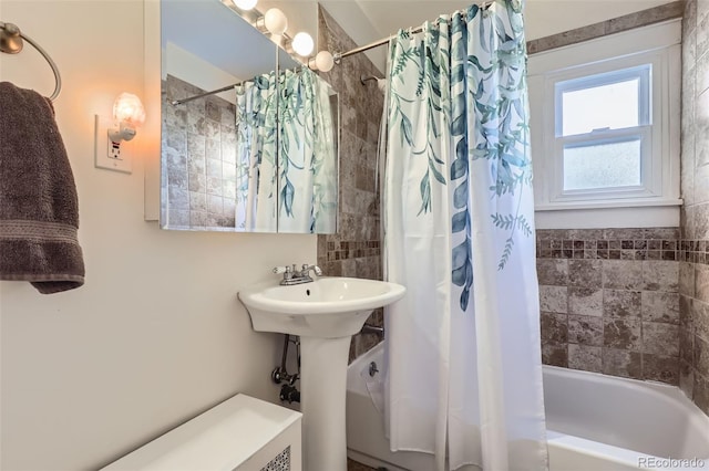 bathroom with shower / tub combo