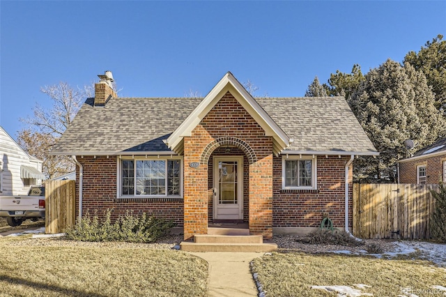 view of front of property featuring a front lawn