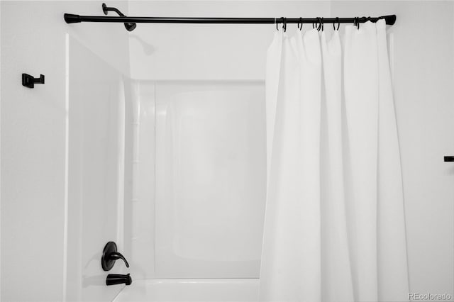 bathroom featuring shower / bath combo