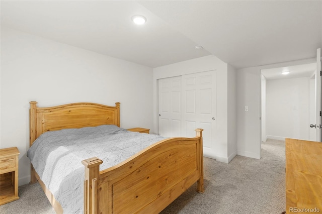 bedroom featuring light carpet, a closet, baseboards, and recessed lighting