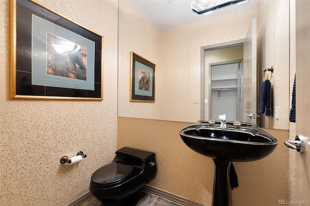 bathroom featuring toilet and sink