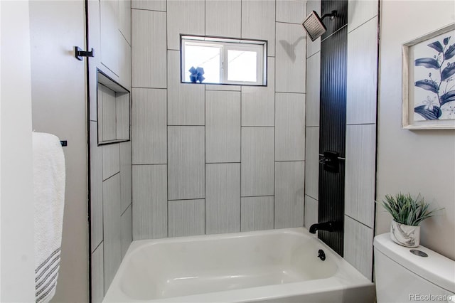 bathroom with tiled shower / bath and toilet