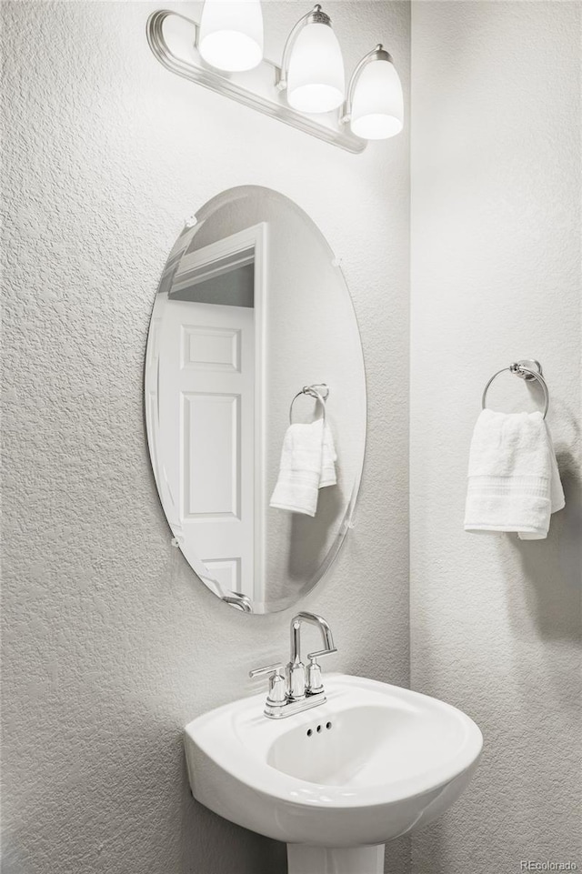 5099 S Robb St, Littleton, CO 80127 - bathroom featuring a sink and a textured wall