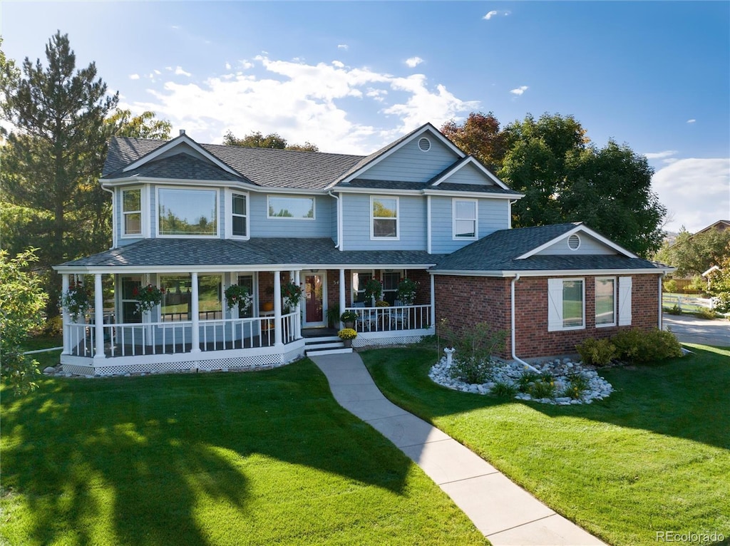 view of front of property featuring a porch and a front yard