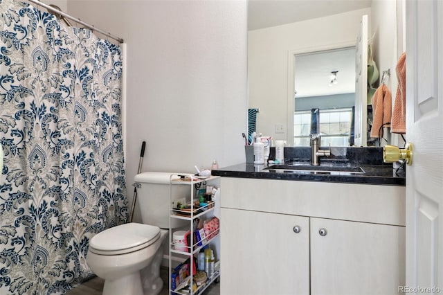 bathroom with a shower with shower curtain, vanity, and toilet