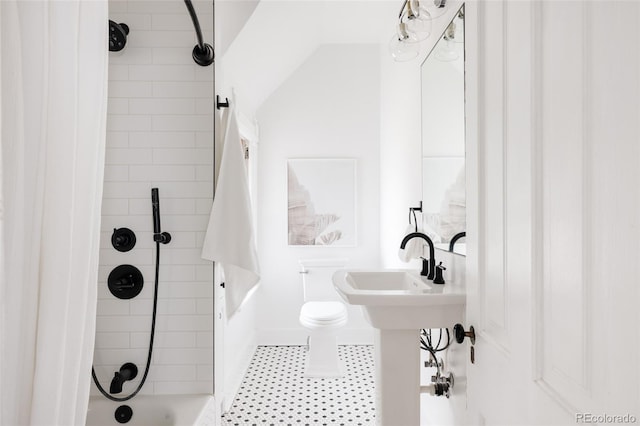 bathroom featuring toilet and shower / tub combo