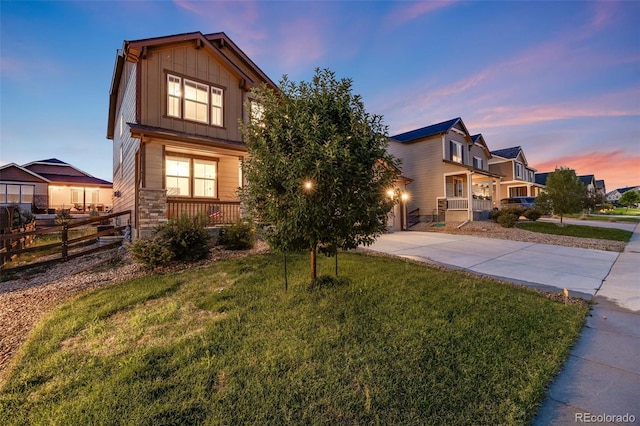 view of front of property featuring a lawn