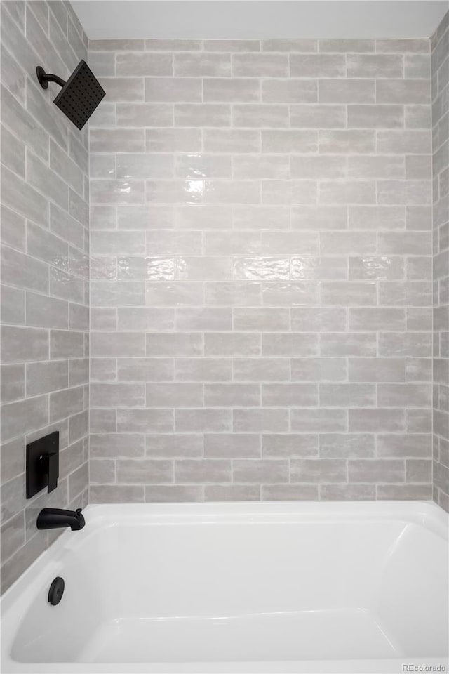 bathroom featuring tiled shower / bath combo