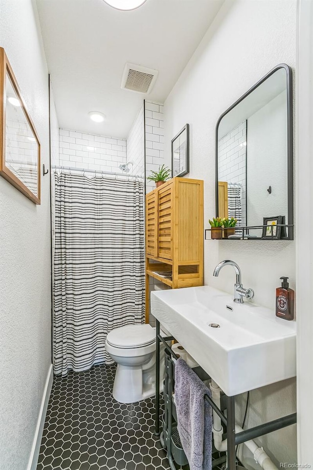 3329 N High St, Denver, CO 80205 - bathroom featuring toilet, a shower with curtain, baseboards, and visible vents