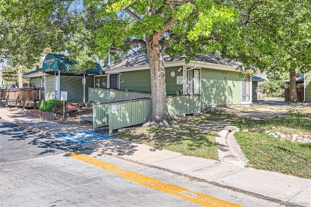 940 S Peoria St, Aurora, CO 80012 - view of front of home featuring a wooden deck