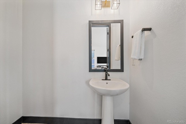 6047 N Nepal Ct, Aurora, CO 80019 - view of bathroom