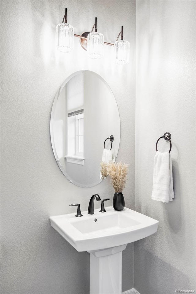 bathroom featuring a sink