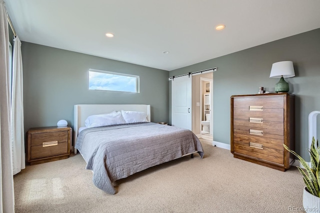 bedroom featuring carpet floors, a barn door, baseboards, and recessed lighting