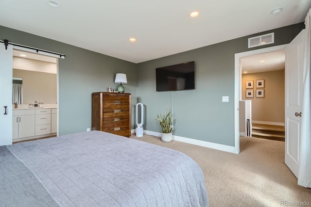 bedroom with recessed lighting, visible vents, a barn door, light carpet, and baseboards