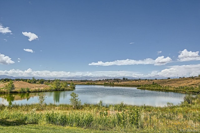 water view with a mountain view